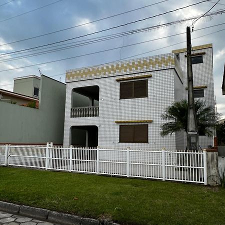 Casa de praia com boa ventilação garagem coberta para 3 carros 50m da praia Vila Boa Fe Exterior foto