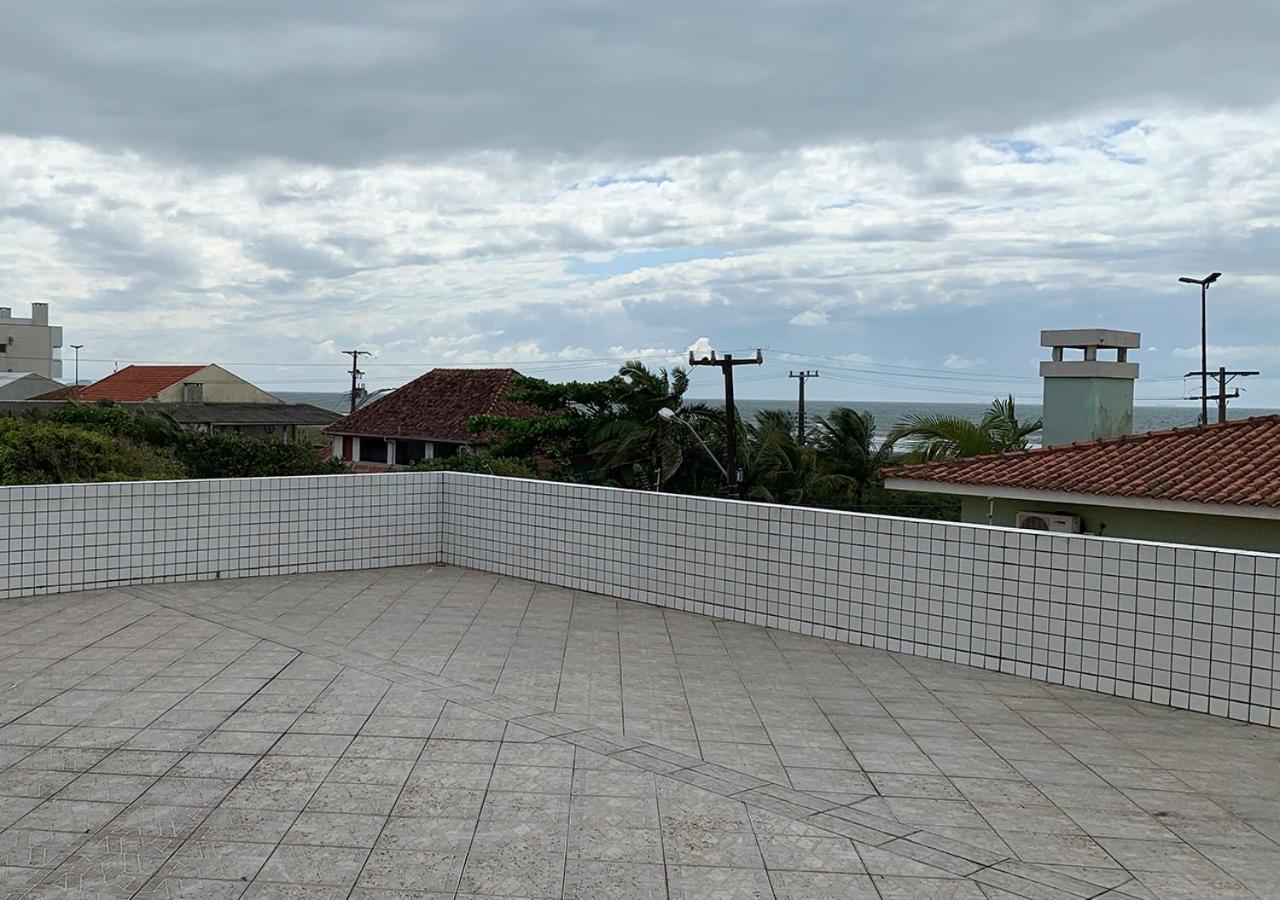 Casa de praia com boa ventilação garagem coberta para 3 carros 50m da praia Vila Boa Fe Exterior foto