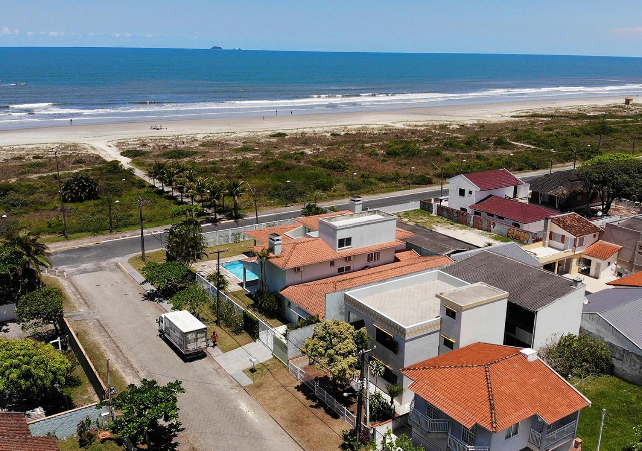 Casa de praia com boa ventilação garagem coberta para 3 carros 50m da praia Vila Boa Fe Exterior foto